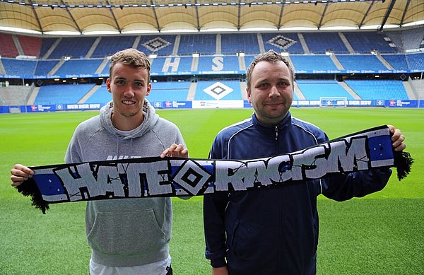 Luca Waldschmidt mit Enrico Howe vom United Football Movement, an welches alle Erlöse vom Schal-Verkauf gespendet wurden.