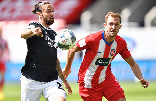 Jonas Föhrenbach (r.) enjoys playing against HSV, having scored his only goal for FCH at the Volksparkstadion last December.