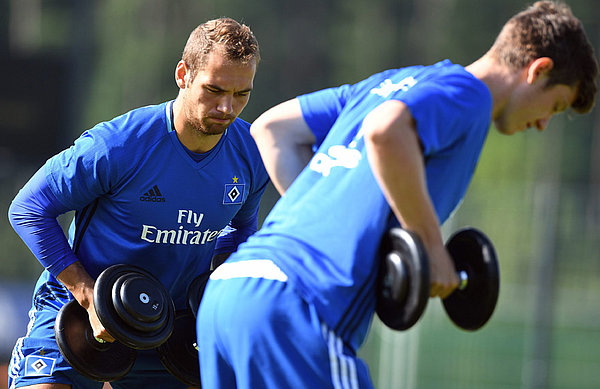 Lasogga hebt ein schweres Gewicht im Rahmen des Stabi-Trainings hoch.