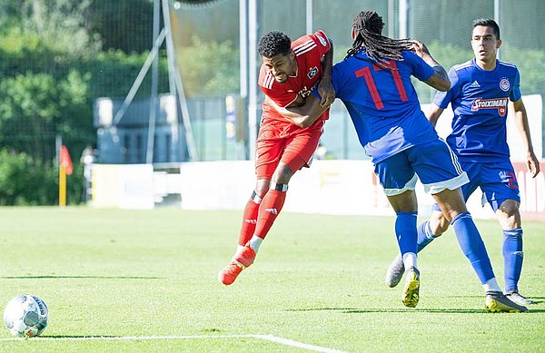 Jeremy Dudziak im Zweikampf mit Semedo von Olympiakos Piräus. 