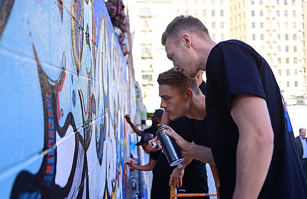 Kapitän Sebastian Schonlau und Miro Muheim helfen bei der Vollendung des Graffitis. 