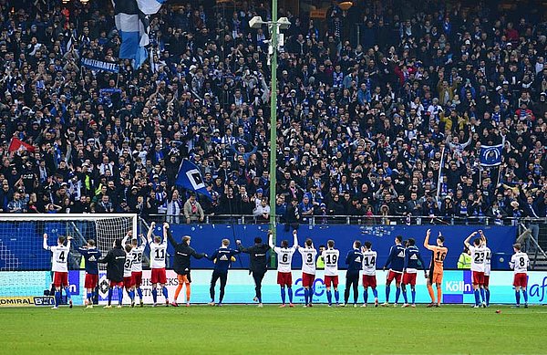 Die HSV-Profis feiern mit den Rothosen-Fans vor der Nordtribüne.