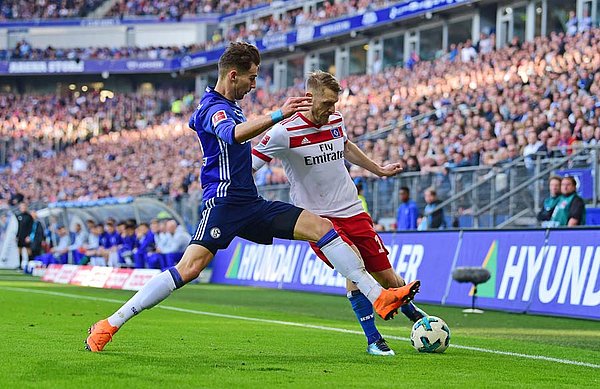 Aaron Hunt im Zweikampf mit dem Gegenspieler um den Ball.