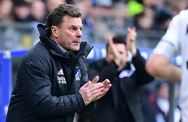Cheftrainer Dieter Hecking freut sich über die Breite seines Kaders und könnte sich vorstellen, gegen Hannover 96 Veränderungen in der Startelf vorzunehmen. Dieter Hecking klatscht am Spielfeldrand seiner Mannschaft zu.