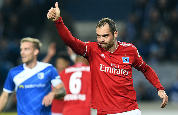 Pierre-Michel Lasogga spielte von Anfang an und leitete Nareys Siegtor ein. Lasogga hält den Daumen hoch.