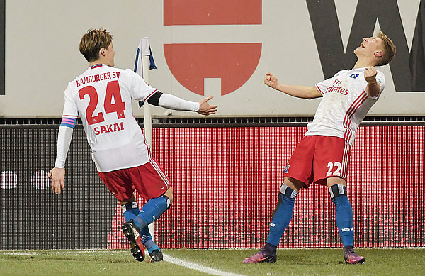 Matthias Ostrzolek und Gotoku Sakai jubeln nach dem Tor zum 2:0-Endstand in Darmstadt.