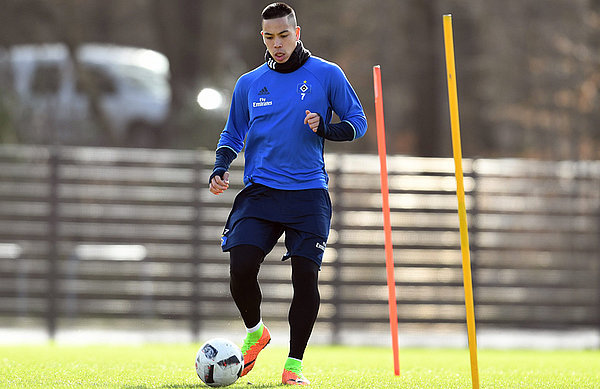 Bobby Wood führt den Ball auf dem Trainingsplatz.