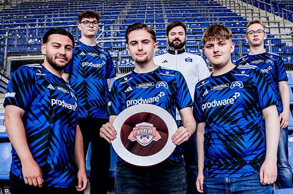 Das Hamburger-Meister-Team: Oben (v.l.): Max Firle, Trainer David Utermark, Tom Schulze; Unten (v.l.): Can Polat Kiyatcig, Lauryn Liutkus, Fadlan Nuhiu. Das Hamburger-Meister-Team: Oben (v.l.): Max Firle, Trainer David Utermark, Tom Schulze; Unten (v.l.): Can Polat Kiyatcig, Lauryn Liutkus, Fadlan Nuhiu.